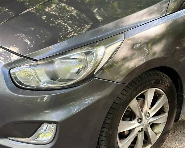 Серый Хендай Акцент, объемом двигателя 1.6 л и пробегом 105 тыс. км за 8300 $, фото 2 на Automoto.ua