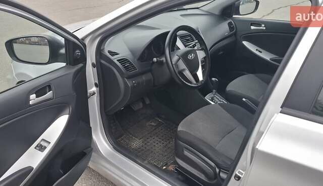 Серый Хендай Акцент, объемом двигателя 1.4 л и пробегом 220 тыс. км за 7000 $, фото 4 на Automoto.ua