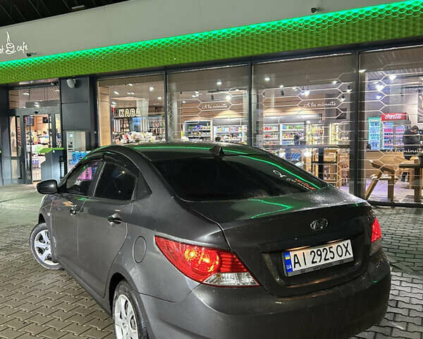 Серый Хендай Акцент, объемом двигателя 1.4 л и пробегом 200 тыс. км за 5750 $, фото 4 на Automoto.ua