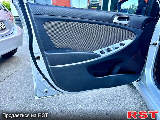 Серый Хендай Акцент, объемом двигателя 1.4 л и пробегом 240 тыс. км за 7600 $, фото 12 на Automoto.ua