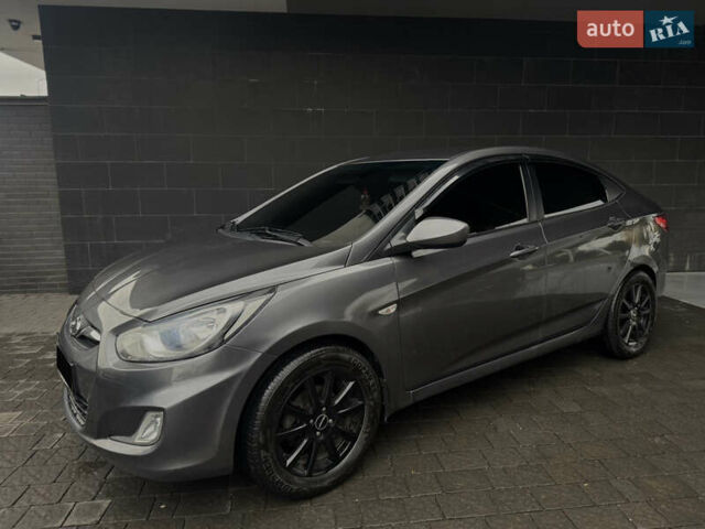 Серый Хендай Акцент, объемом двигателя 1.4 л и пробегом 84 тыс. км за 7800 $, фото 2 на Automoto.ua