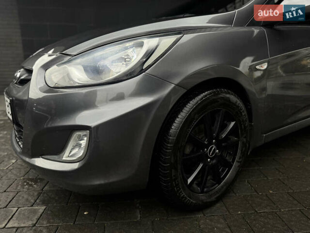 Серый Хендай Акцент, объемом двигателя 1.4 л и пробегом 84 тыс. км за 7800 $, фото 3 на Automoto.ua