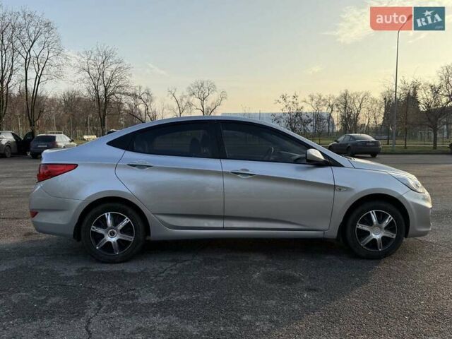Серый Хендай Акцент, объемом двигателя 1.4 л и пробегом 141 тыс. км за 6900 $, фото 5 на Automoto.ua