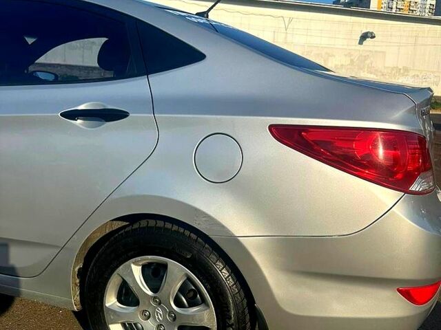 Серый Хендай Акцент, объемом двигателя 1.4 л и пробегом 195 тыс. км за 6800 $, фото 5 на Automoto.ua