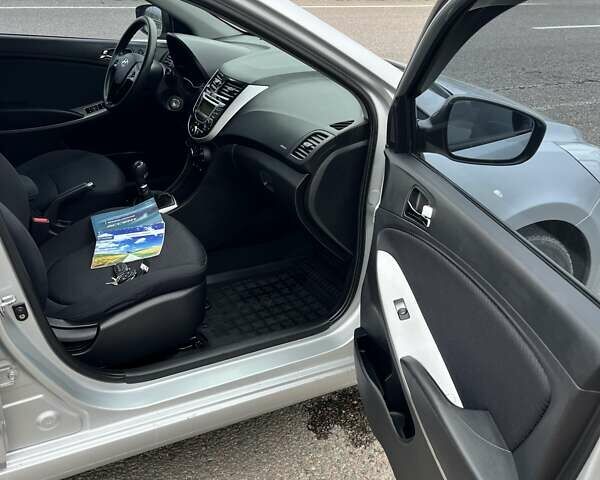 Серый Хендай Акцент, объемом двигателя 1.4 л и пробегом 160 тыс. км за 7800 $, фото 17 на Automoto.ua