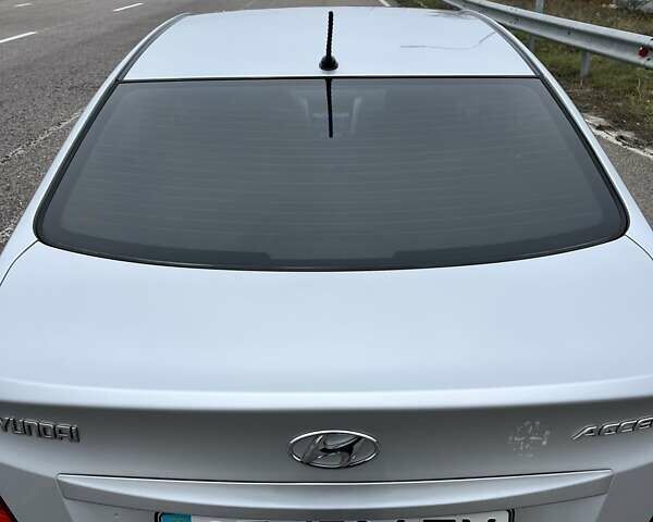 Серый Хендай Акцент, объемом двигателя 1.4 л и пробегом 160 тыс. км за 7800 $, фото 4 на Automoto.ua