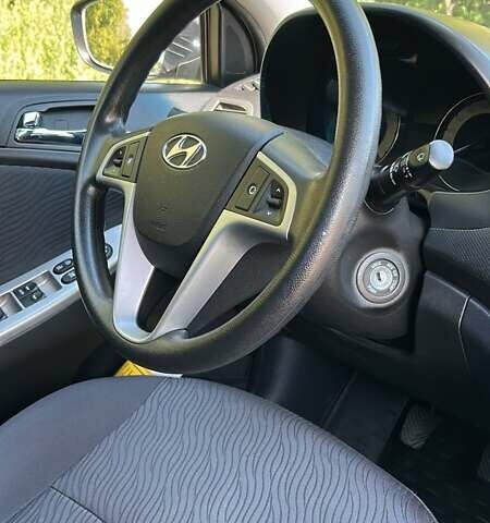 Сірий Хендай Акцент, об'ємом двигуна 1.4 л та пробігом 76 тис. км за 8599 $, фото 24 на Automoto.ua