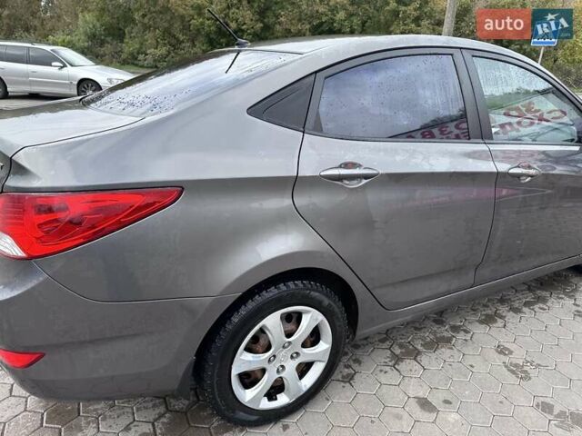 Сірий Хендай Акцент, об'ємом двигуна 1.4 л та пробігом 76 тис. км за 8599 $, фото 16 на Automoto.ua