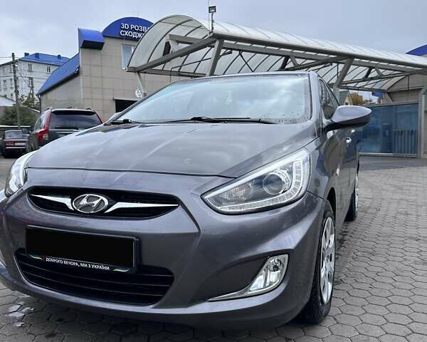 Сірий Хендай Акцент, об'ємом двигуна 1.4 л та пробігом 76 тис. км за 8499 $, фото 3 на Automoto.ua