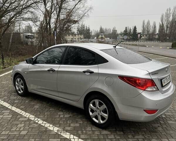 Серый Хендай Акцент, объемом двигателя 1.4 л и пробегом 142 тыс. км за 9000 $, фото 4 на Automoto.ua