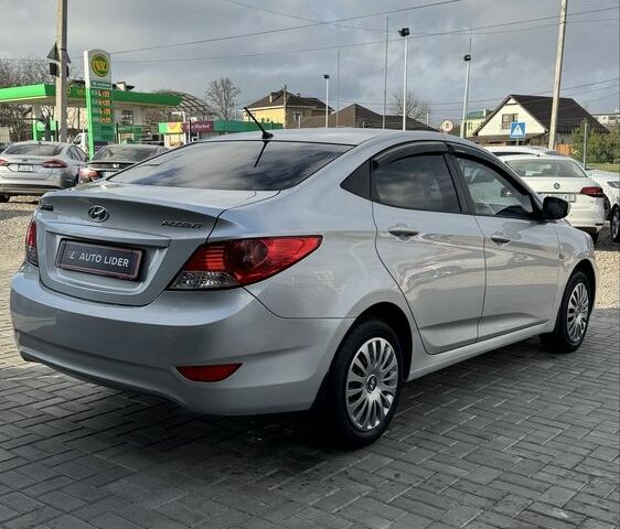 Серый Хендай Акцент, объемом двигателя 1.4 л и пробегом 156 тыс. км за 7400 $, фото 3 на Automoto.ua