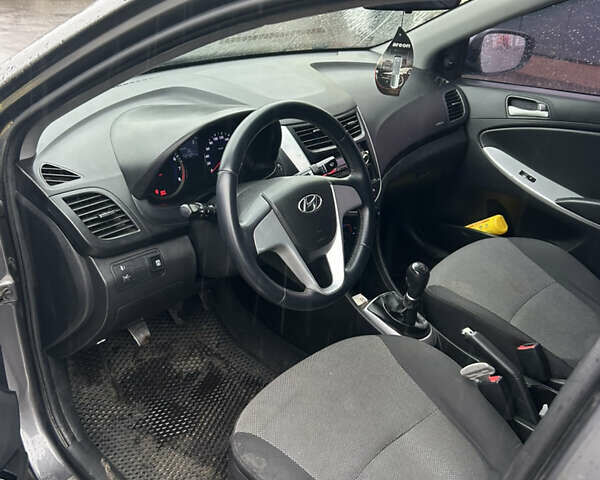 Серый Хендай Акцент, объемом двигателя 1.4 л и пробегом 200 тыс. км за 5750 $, фото 10 на Automoto.ua