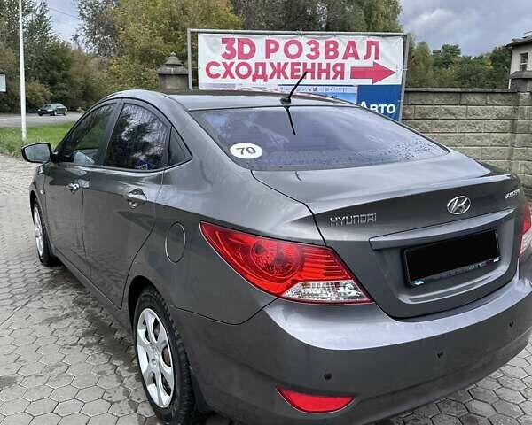 Сірий Хендай Акцент, об'ємом двигуна 1.4 л та пробігом 76 тис. км за 8599 $, фото 13 на Automoto.ua