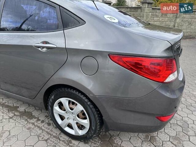Сірий Хендай Акцент, об'ємом двигуна 1.4 л та пробігом 76 тис. км за 8599 $, фото 5 на Automoto.ua