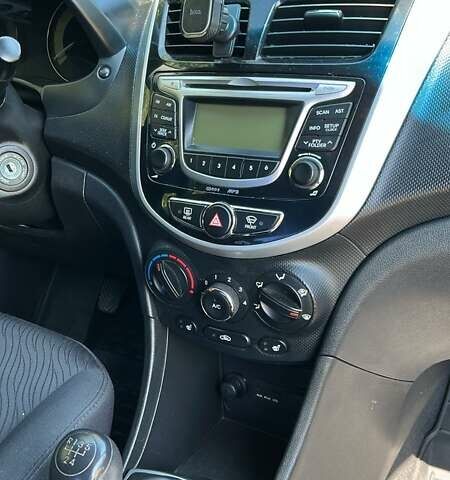 Сірий Хендай Акцент, об'ємом двигуна 1.4 л та пробігом 76 тис. км за 8599 $, фото 26 на Automoto.ua