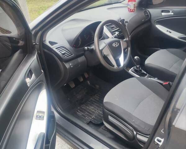 Серый Хендай Акцент, объемом двигателя 1.4 л и пробегом 134 тыс. км за 7100 $, фото 4 на Automoto.ua