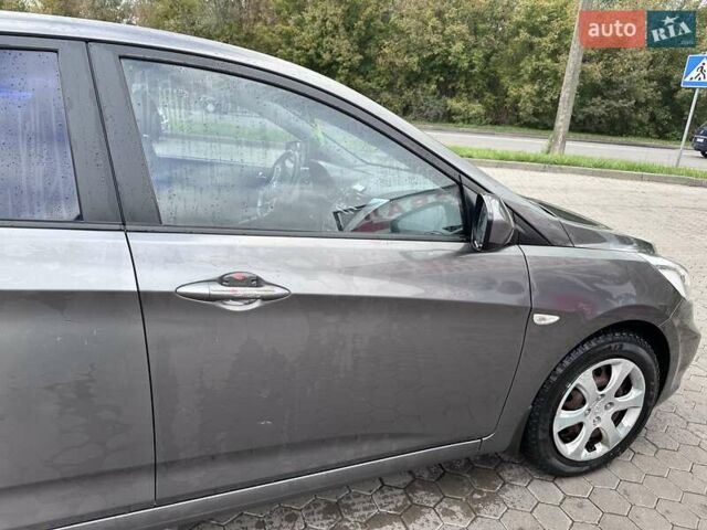 Сірий Хендай Акцент, об'ємом двигуна 1.4 л та пробігом 76 тис. км за 8599 $, фото 4 на Automoto.ua