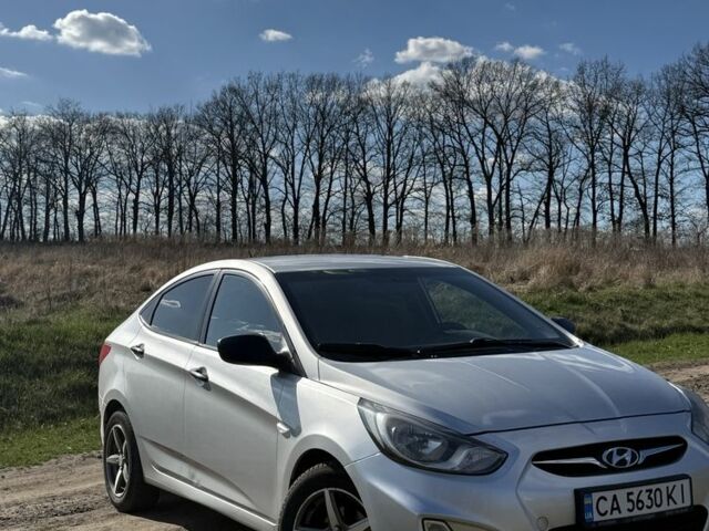 Хендай Акцент 2013 в Корсунь-Шевченковском на Automoto.ua Серый Хендай Акцент, объемом двигателя 1.4 л и пробегом 130 тыс. км за 7000 $, фото 3 на Automoto.ua