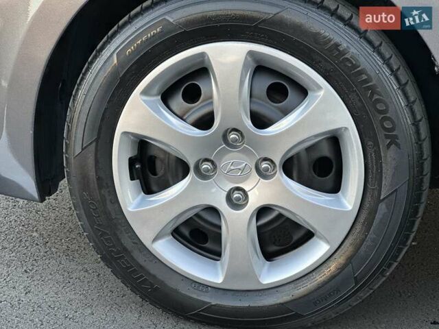 Серый Хендай Акцент, объемом двигателя 1.4 л и пробегом 105 тыс. км за 8400 $, фото 13 на Automoto.ua