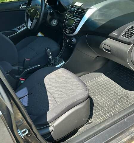 Сірий Хендай Акцент, об'ємом двигуна 1.4 л та пробігом 76 тис. км за 8599 $, фото 23 на Automoto.ua