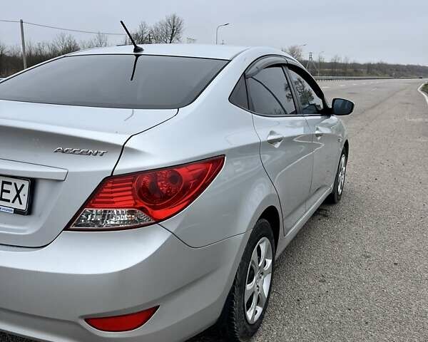 Серый Хендай Акцент, объемом двигателя 1.4 л и пробегом 160 тыс. км за 7800 $, фото 5 на Automoto.ua