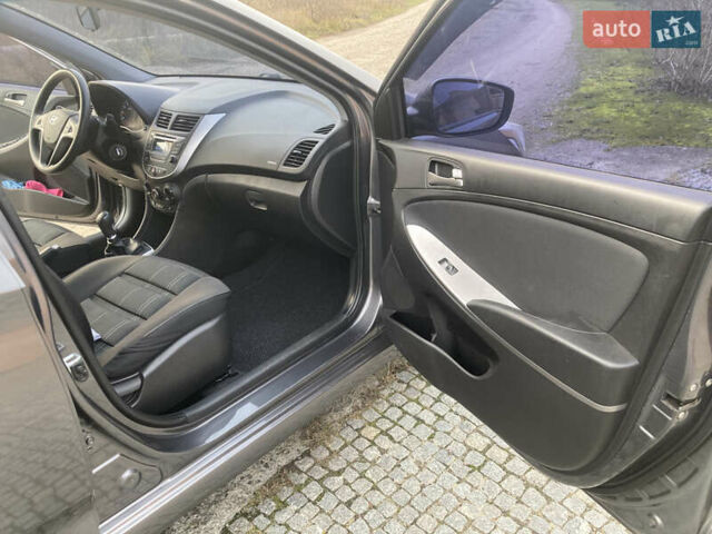 Сірий Хендай Акцент, об'ємом двигуна 1.4 л та пробігом 82 тис. км за 11000 $, фото 12 на Automoto.ua