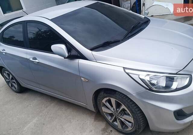 Серый Хендай Акцент, объемом двигателя 1.58 л и пробегом 219 тыс. км за 7500 $, фото 2 на Automoto.ua