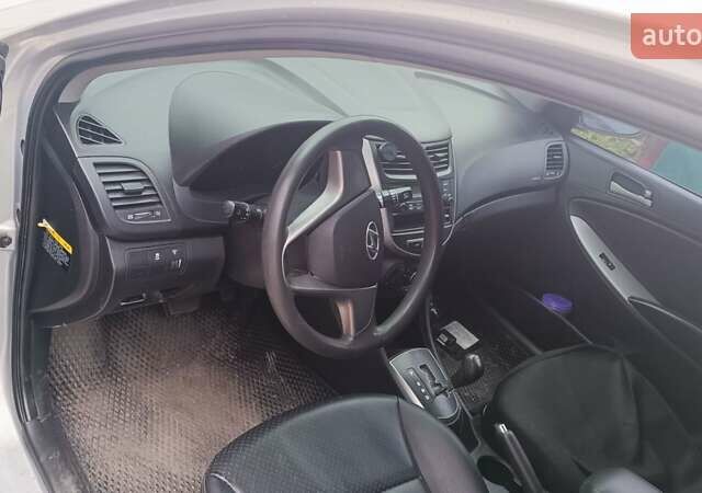 Серый Хендай Акцент, объемом двигателя 1.58 л и пробегом 219 тыс. км за 7500 $, фото 4 на Automoto.ua