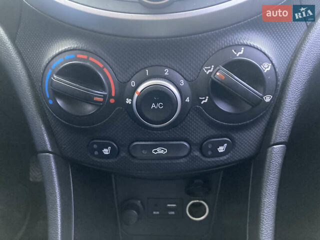Сірий Хендай Акцент, об'ємом двигуна 1.4 л та пробігом 82 тис. км за 11000 $, фото 10 на Automoto.ua