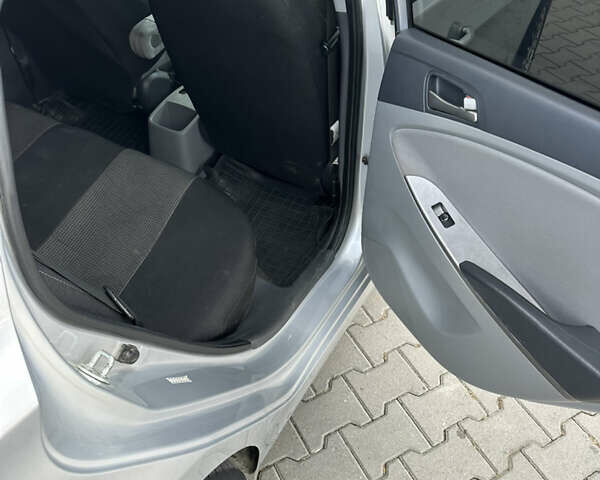 Сірий Хендай Акцент, об'ємом двигуна 1.6 л та пробігом 174 тис. км за 8500 $, фото 12 на Automoto.ua