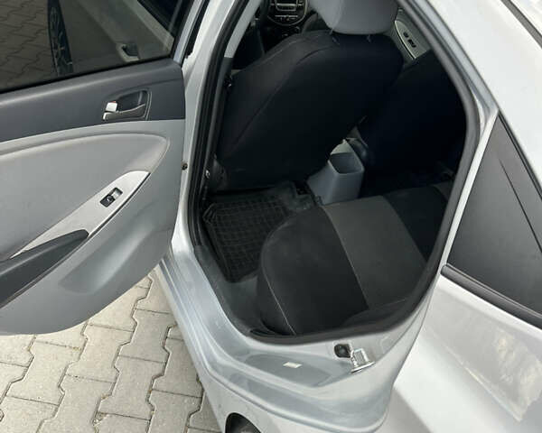 Сірий Хендай Акцент, об'ємом двигуна 1.6 л та пробігом 174 тис. км за 8500 $, фото 11 на Automoto.ua