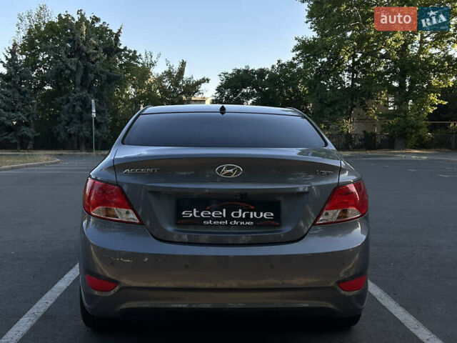 Серый Хендай Акцент, объемом двигателя 1.58 л и пробегом 164 тыс. км за 10999 $, фото 4 на Automoto.ua