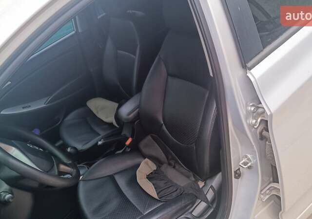 Серый Хендай Акцент, объемом двигателя 1.58 л и пробегом 219 тыс. км за 7500 $, фото 3 на Automoto.ua