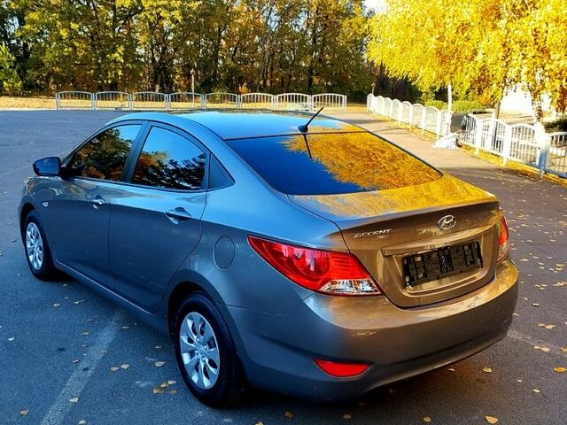 Серый Хендай Акцент, объемом двигателя 1.4 л и пробегом 60 тыс. км за 10000 $, фото 3 на Automoto.ua