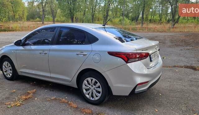 Серый Хендай Акцент, объемом двигателя 1.37 л и пробегом 75 тыс. км за 9700 $, фото 5 на Automoto.ua