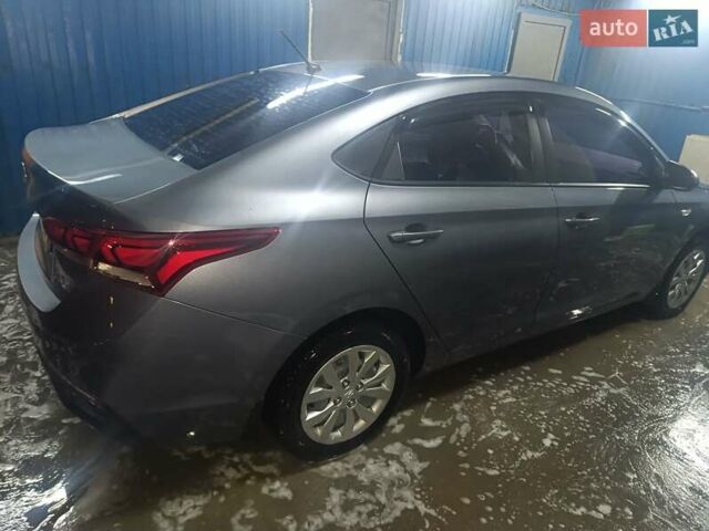 Серый Хендай Акцент, объемом двигателя 1.4 л и пробегом 140 тыс. км за 13800 $, фото 3 на Automoto.ua