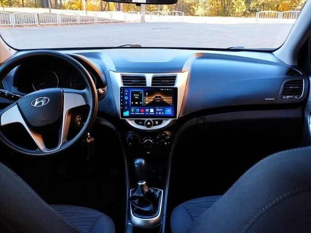 Серый Хендай Акцент, объемом двигателя 1.4 л и пробегом 60 тыс. км за 10000 $, фото 13 на Automoto.ua