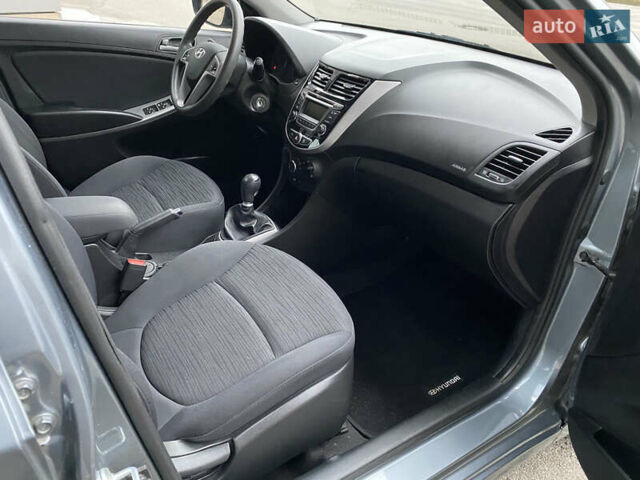 Сірий Хендай Акцент, об'ємом двигуна 1.37 л та пробігом 33 тис. км за 9800 $, фото 55 на Automoto.ua
