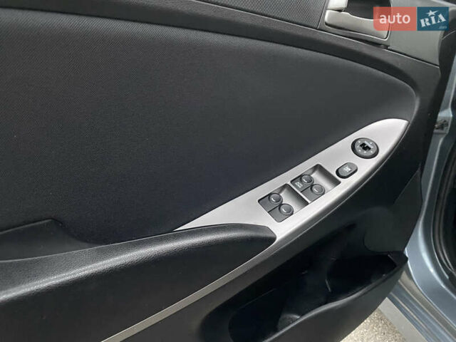 Сірий Хендай Акцент, об'ємом двигуна 1.37 л та пробігом 33 тис. км за 9800 $, фото 32 на Automoto.ua