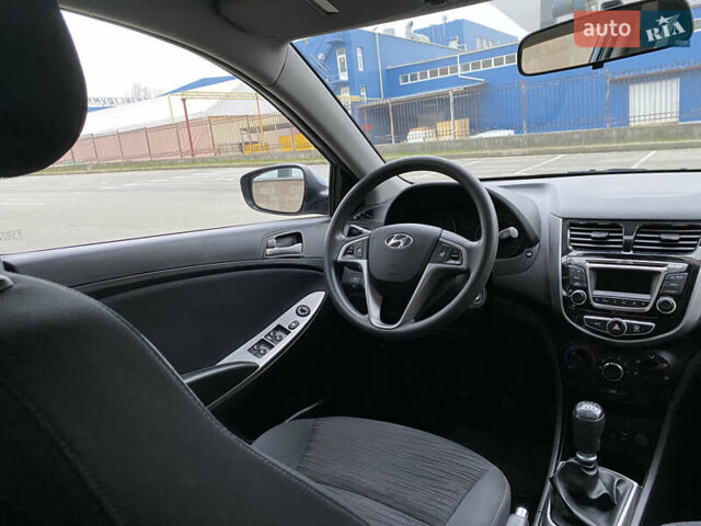 Сірий Хендай Акцент, об'ємом двигуна 1.37 л та пробігом 33 тис. км за 9800 $, фото 58 на Automoto.ua