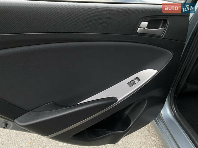 Сірий Хендай Акцент, об'ємом двигуна 1.37 л та пробігом 33 тис. км за 9800 $, фото 49 на Automoto.ua