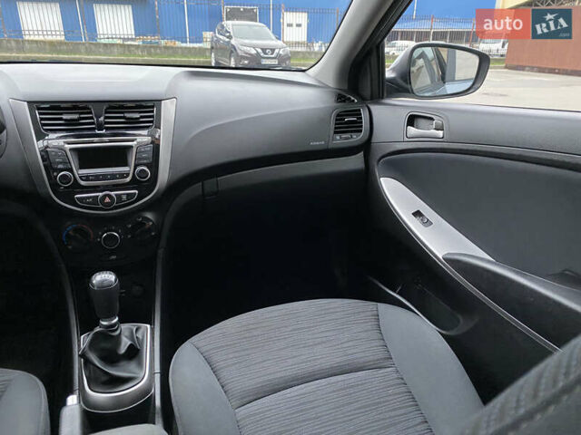 Сірий Хендай Акцент, об'ємом двигуна 1.37 л та пробігом 33 тис. км за 9800 $, фото 59 на Automoto.ua