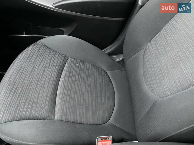 Сірий Хендай Акцент, об'ємом двигуна 1.37 л та пробігом 33 тис. км за 9800 $, фото 44 на Automoto.ua