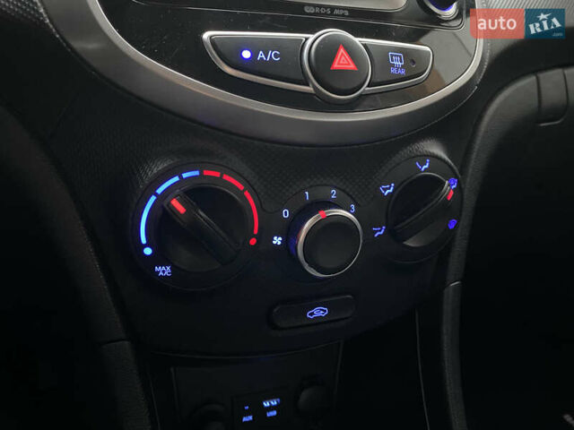 Сірий Хендай Акцент, об'ємом двигуна 1.37 л та пробігом 33 тис. км за 9800 $, фото 46 на Automoto.ua