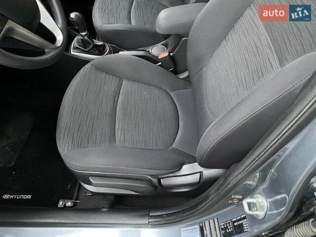 Сірий Хендай Акцент, об'ємом двигуна 1.37 л та пробігом 33 тис. км за 9800 $, фото 33 на Automoto.ua