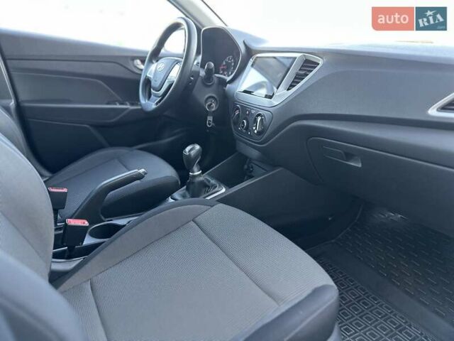 Серый Хендай Акцент, объемом двигателя 1.37 л и пробегом 63 тыс. км за 11900 $, фото 9 на Automoto.ua