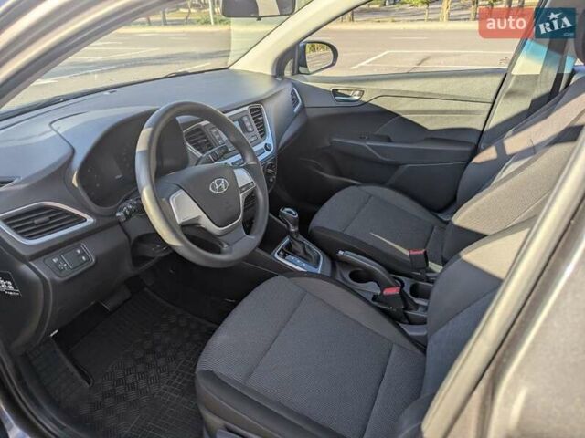 Серый Хендай Акцент, объемом двигателя 1.37 л и пробегом 43 тыс. км за 13500 $, фото 8 на Automoto.ua