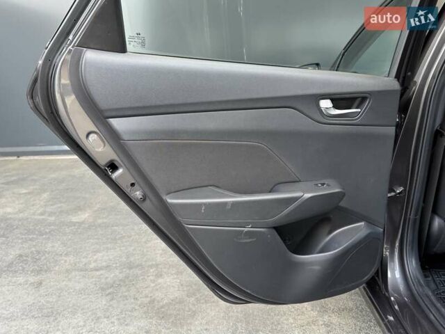 Сірий Хендай Акцент, об'ємом двигуна 1.4 л та пробігом 65 тис. км за 14500 $, фото 30 на Automoto.ua