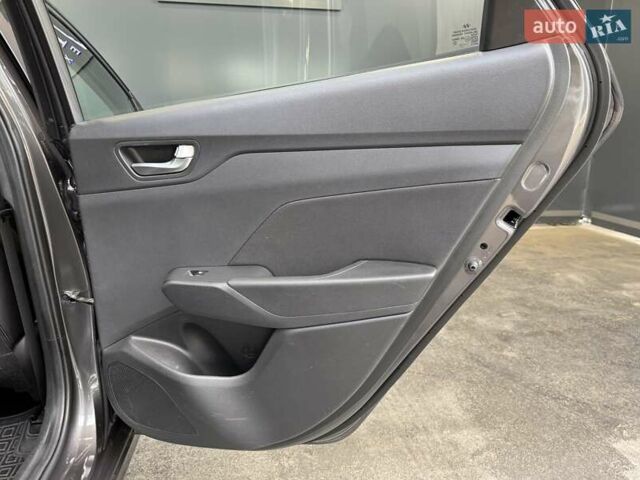 Сірий Хендай Акцент, об'ємом двигуна 1.4 л та пробігом 65 тис. км за 14500 $, фото 31 на Automoto.ua