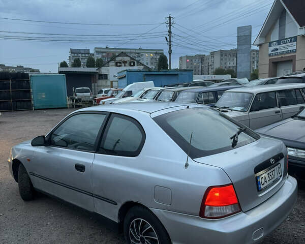 Серый Хендай Акцент, объемом двигателя 1.34 л и пробегом 348 тыс. км за 1600 $, фото 5 на Automoto.ua